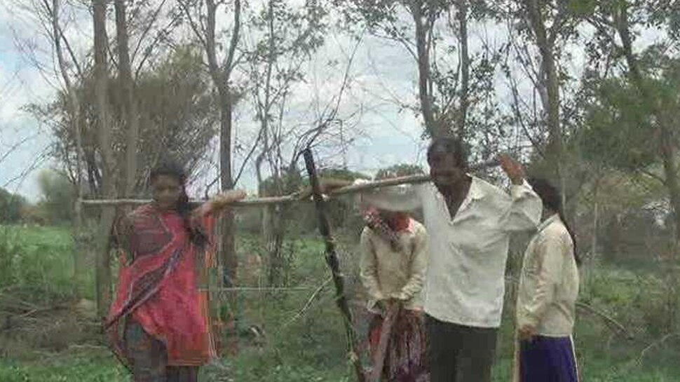 पिता का कर्ज उतारना चाहती हैं बेटियां Daughters want to take off debt