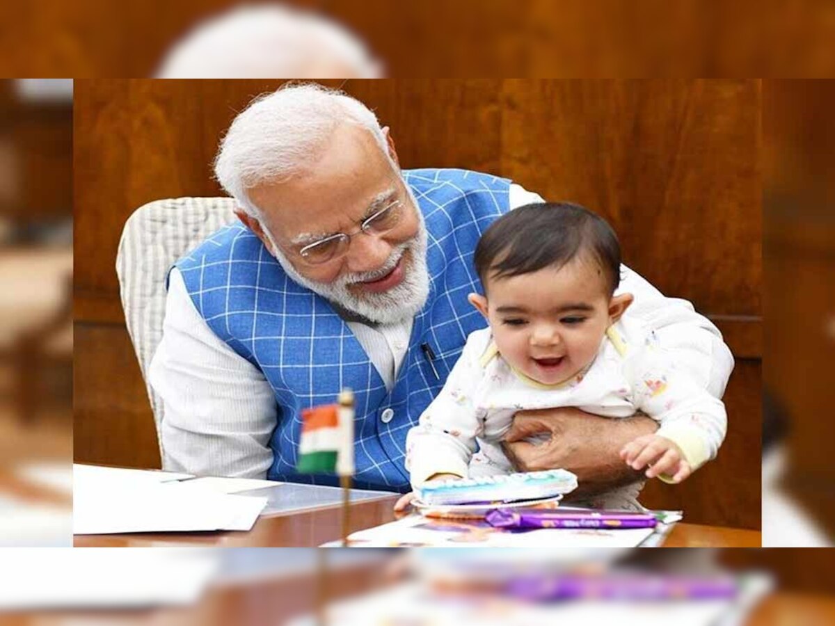 बच्चे के साथ खेलते प्रधानमंत्री नरेंद्र मोदी. (फोटो साभार:Instagram/NarendraModi)