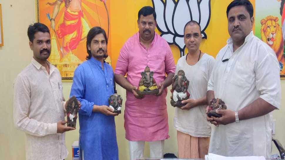 हैदराबाद: गाय के गोबर से बनाई गणपति की इको-फ्रैंडली मूर्तियां, हो रही है जमकर चर्चा
