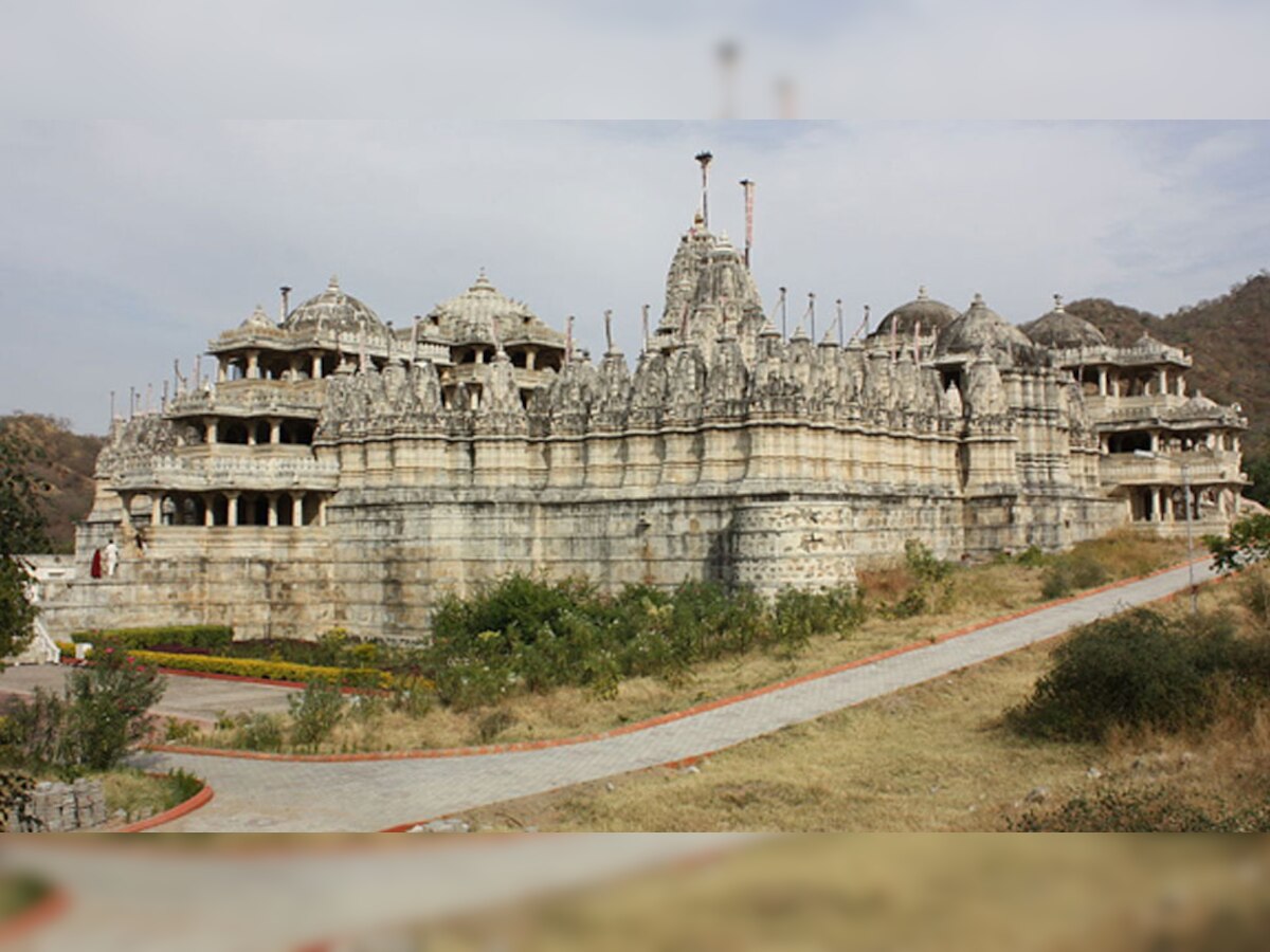 देवस्थान विभाग के अधीन मंदिरों की सम्पत्तियों पर पुजारी व अन्य लोग वर्षों से कब्जा कर के बैठे हैं.