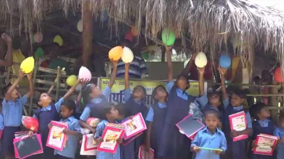 छत्तीसगढ़ में है एक ऐसा गांव, जहां 14 बाद खुला स्कूल, ये है कारण छत्तीसगढ़ में है एक ऐसा गांव, जहां 14 बाद खुला स्कूल, ये है कारण