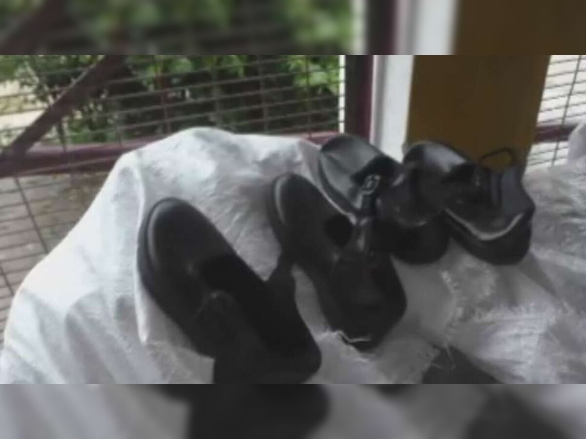सिरौलीगौसपुर ब्लॉक क्षेत्र के स्कूलों में मिले जूते जब लड़कों ने पहने तो पता चला कि वह तो लड़कियों के जूते हैं.