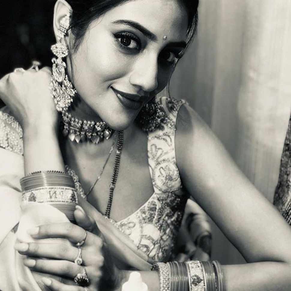 गोल्डन साड़ी Nusrat Jahan