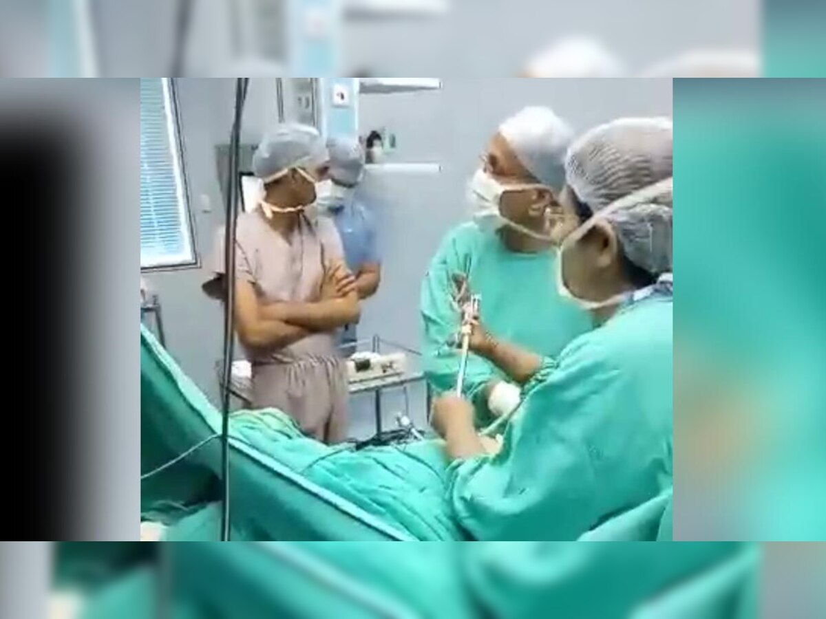 अपने पिता की सर्जरी को उनकी बेटी ने भी देखा. फोटो: Video grab