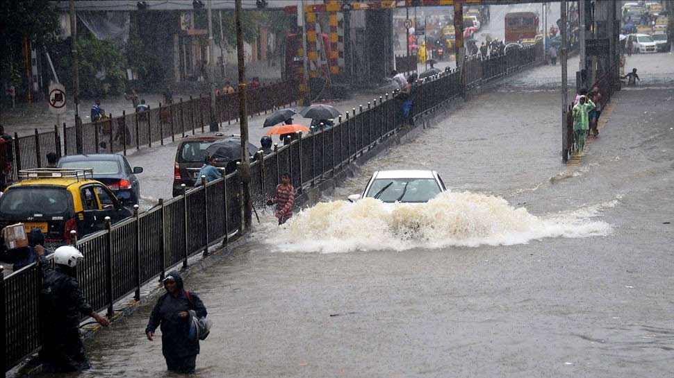 मुंबई पर काले बादलों का घेरा, कई इलाकों में आज भी हो सकती है तेज बारिश, 7 फ्लाइट्स रद्द