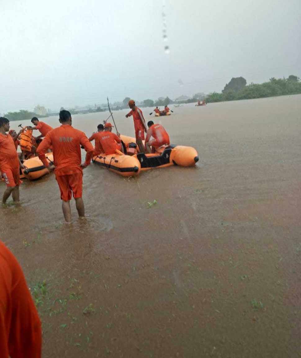 Mumbai Rain : NDRF rescue team arrives at spot where Mahalaxmi Express is held up