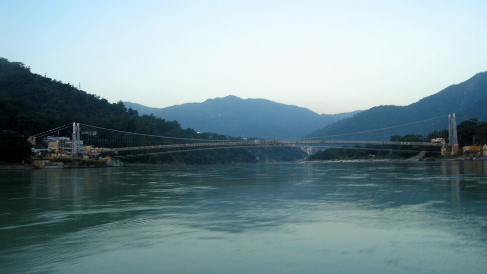 क्षतिग्रस्त हुए पुल के हिस्से को ठीक कर दिया गया है The part of the damaged bridges has been fixed