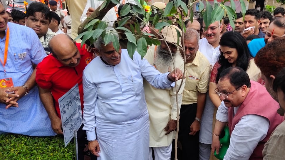 रोहतकः जेपी नड्डा ने पौधे लगाकर दिया 'ग्रीन इंडिया' का संदेश, स्वच्छता अभियान के तहत लोगों में बांटे डस्टबिन