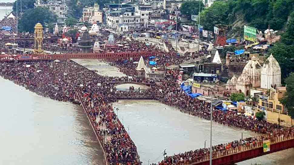 नीलकंठ मंदिर में पहुंच रही है कांवड़ियों की भीड़ Nakkanth is reaching the temple