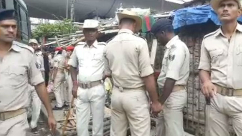 पटना: पुलिस ने शराब बनाने वाले गिरोह पर पॉस इलाके में की छापेमारी, सभी सामानों को किया नष्ट