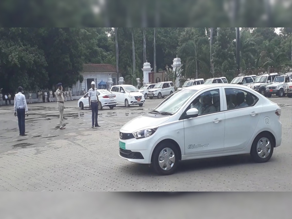 नीतीश कुमार लग्जरी गाड़ी छोड़कर इलेक्ट्रिक कार का इस्तेमाल कर रहे हैं.
