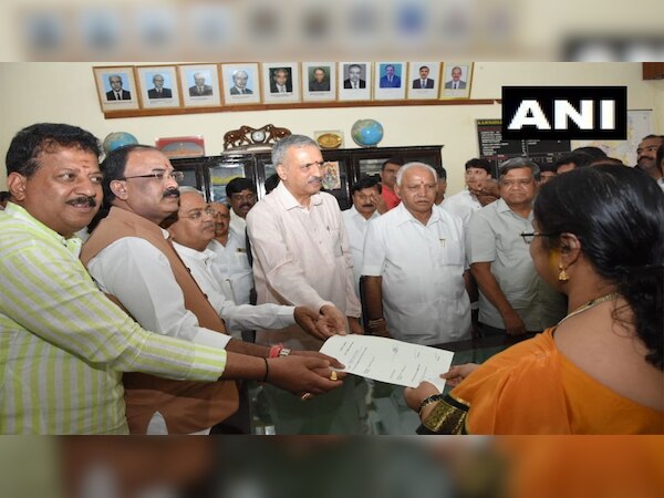 स्‍पीकर के पद के लिए बीजेपी विधायक विश्‍वेशर हेगड़े कागेरी ने नामांकन भरा है. इस दौरान मुख्‍यमंत्री बीएस येदियुरप्‍पा भी उपस्थित रहे.