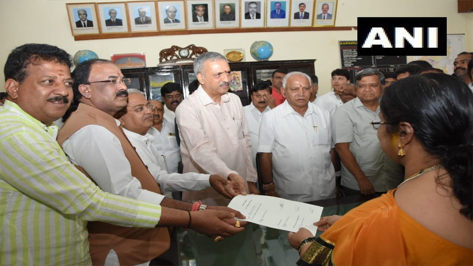 स्पीकर के पद के लिए बीजेपी विधायक विश्वेशर हेगड़े कागेरी ने नामांकन भरा है. इस दौरान मुख्यमंत्री बीएस येदियुरप्पा भी उपस्थित रहे. स्पीकर के पद के लिए बीजेपी विधायक विश्वेशर हेगड़े कागेरी ने नामांकन भरा है. इस दौरान मुख्यमंत्री बीएस येदियुरप्पा भी उपस्थित रहे.