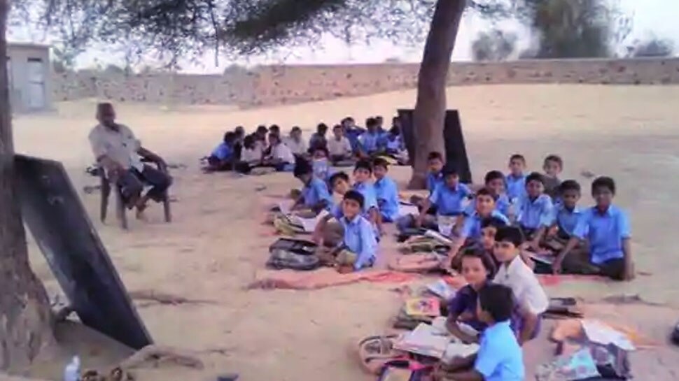 टोंक: जान जोखिम में डाल खुले में पढ़ाई कर रहे छात्र, प्रशासन बेखबर