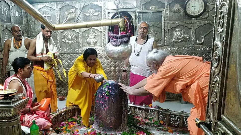 जानिए, महाकाल मंदिर के पुजारियों ने उमा भारती के लिए क्यों मंगवाई साड़ी..