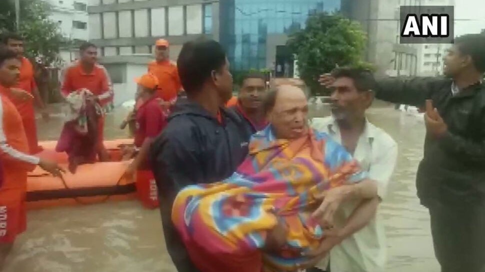 भारी बारिश के कारण गुजरात में कई ट्रेनें रद्द, 12 के बदले रूट | वडोदरा एयरपोर्ट बंद