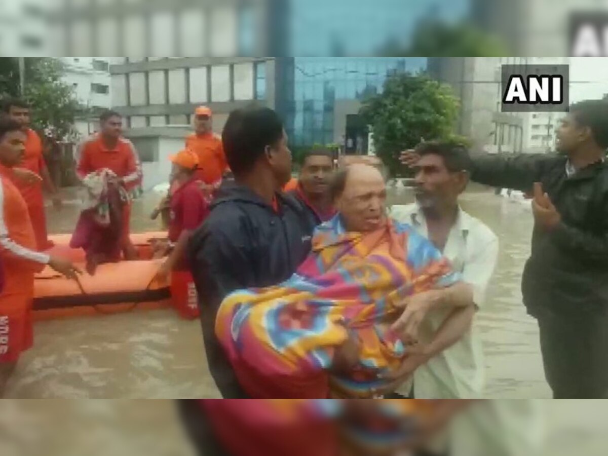 वडोदरा में भारी बारिश के कारण हुए जलभराव के बाद एनडीआरएफ के जवानों ने राहत कार्य शुरू किया. फोटो ANI