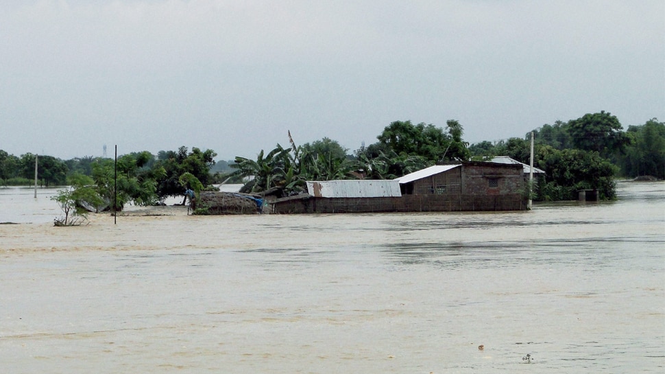 https://hindi.cdn.zeenews.com/hindi/sites/default/files/2019/08/01/412155-flood.jpg