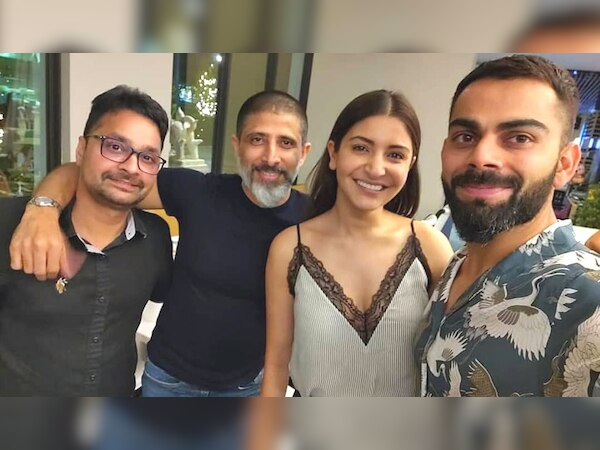 मियामी में अपने फैंस के साथ सेल्फी लेते विराट कोहली और अनुष्का शर्मा. (फोटो साभार: Instagram/viratkohli.17)