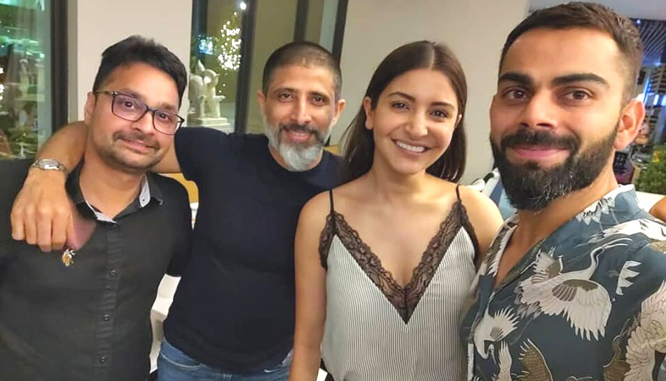 मियामी में अपने फैंस के साथ सेल्फी लेते विराट कोहली और अनुष्का शर्मा. (फोटो साभार: Instagram/viratkohli.17) मियामी में अपने फैंस के साथ सेल्फी लेते विराट कोहली और अनुष्का शर्मा. (फोटो साभार: Instagram/viratkohli.17)