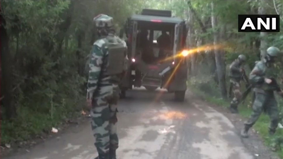 शोपियां में हो रही है मुठभेड़. फोटो ANI शोपियां में हो रही है मुठभेड़. फोटो ANI