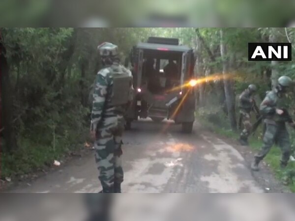 शोपियां में हो रही है मुठभेड़. फोटो ANI