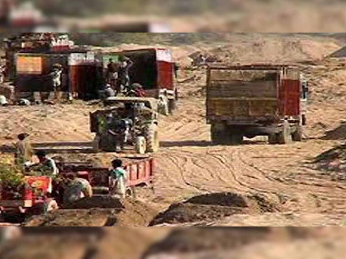 अवैध रेत के ट्रेक्टर ने एक बाईक को टक्कर मार दी. (प्रतीकात्मक तस्वीर)