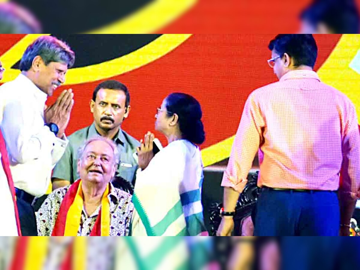 पूर्व क्रिकेट कपिल देव और पश्चिम बंगाल की मुख्यमंत्री ममता बनर्जी एकदूसरे को नमस्कार करते हुए. साथ में सौरव गांगुली (दाएं) भी हैं. (फोटो: ANI) 
