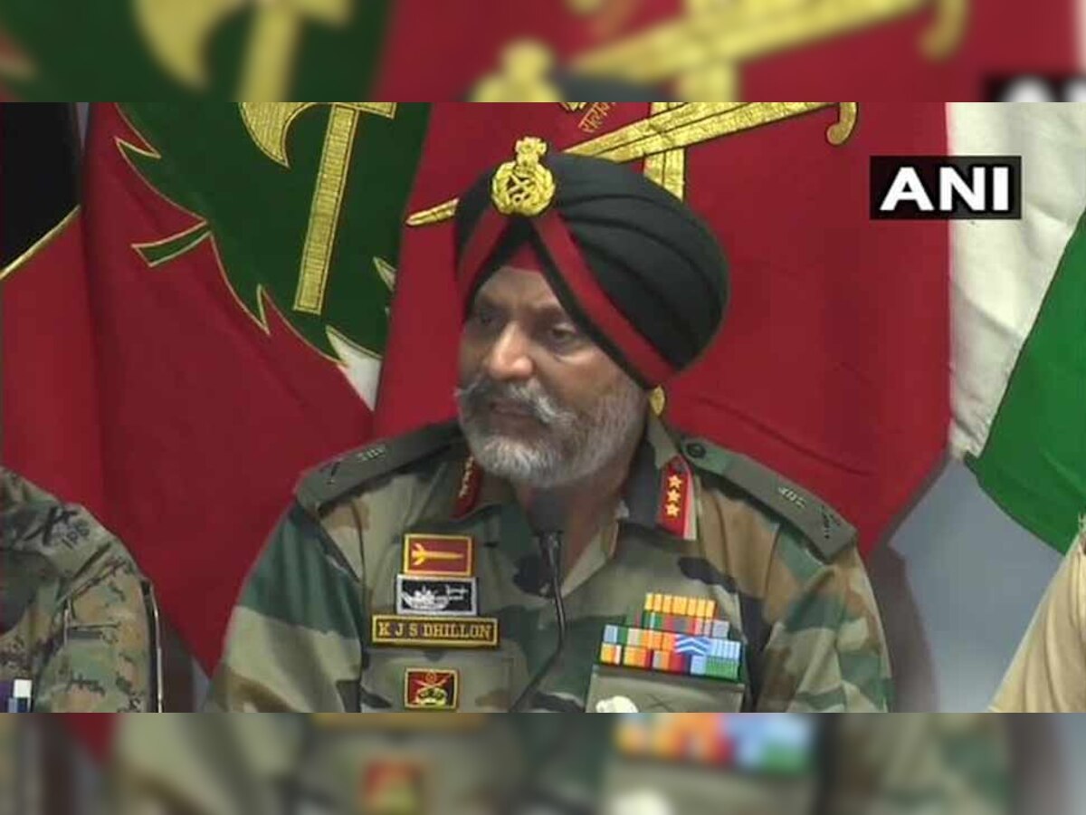 लेफ्टिनेंट जनरल केजेएस ढिल्लन ने श्रीनगर में प्रेस कॉन्फ्रेंस में कहा, आज का पत्थरबाज कल आतंकवादी बनेगा. (फोटो-एएनआई)