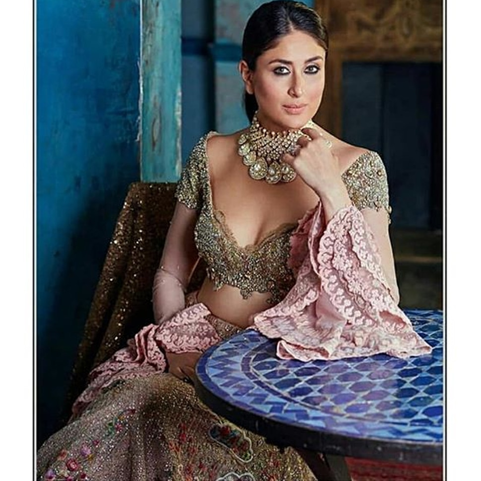 ब्लाउज भी न्यू स्टाइल Kareena Kapoor