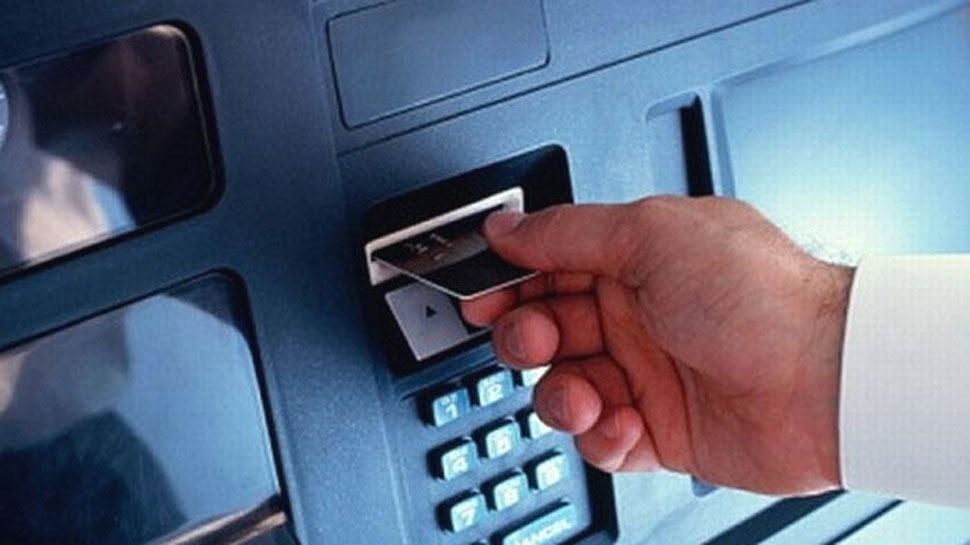 ATM में रहें सावधान, डेबिट कार्ड क्लोन कर खाते से निकाले गए पैसे