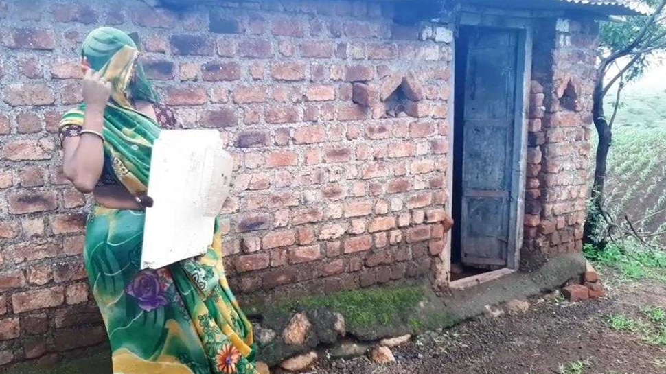 बच्चे भी दिए की रौशनी में पढ़ाई करते हैं Children also study in the light given