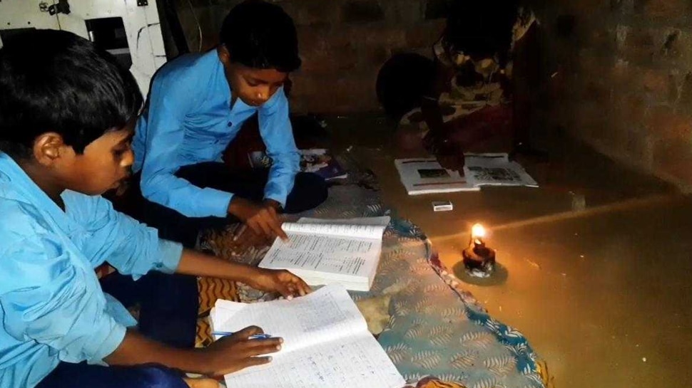 आज भी ये गांव चिमनी की रौशनी के मोहताज है Even today, this village is enchanted by the light of the chimney