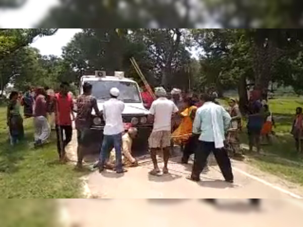 सीओ पर ग्रामीणों ने लाठी डंडे से हमला कर दिया.