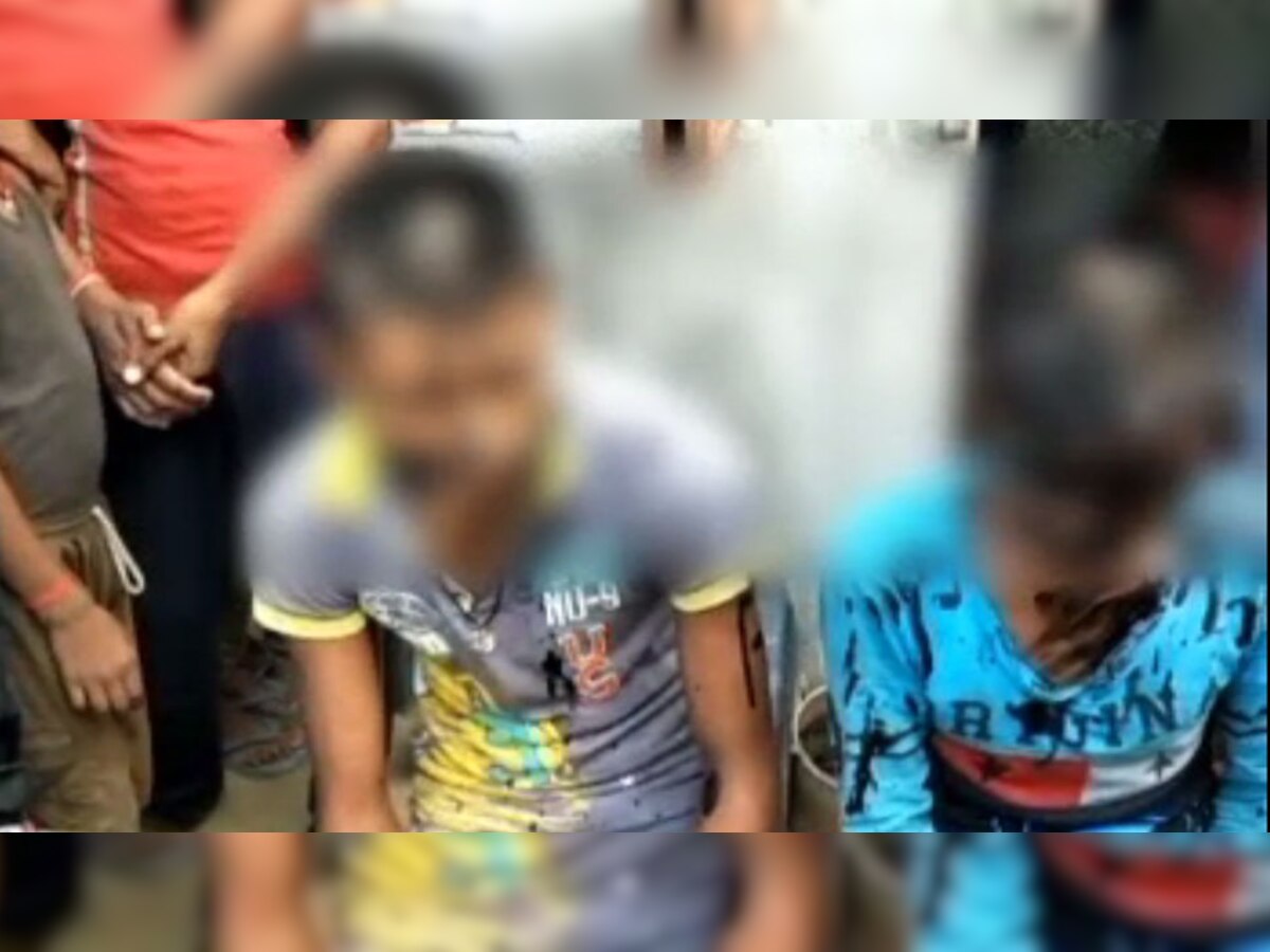 सहरसा में छेड़खानी के आरोप में युवकों के मुंह पर कालिख पोती गई.