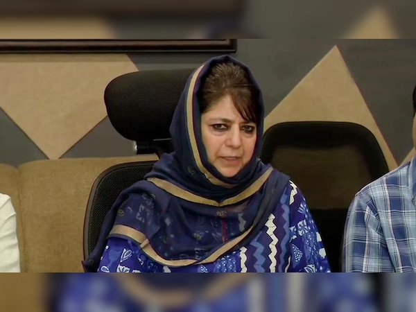 महबूबा मुफ्ती ने अपने बयान में कहा कि अगर घाटी में सब कुछ सही है तो, यह एडवायजरी क्यों जारी की गई. (फोटो:ANI)