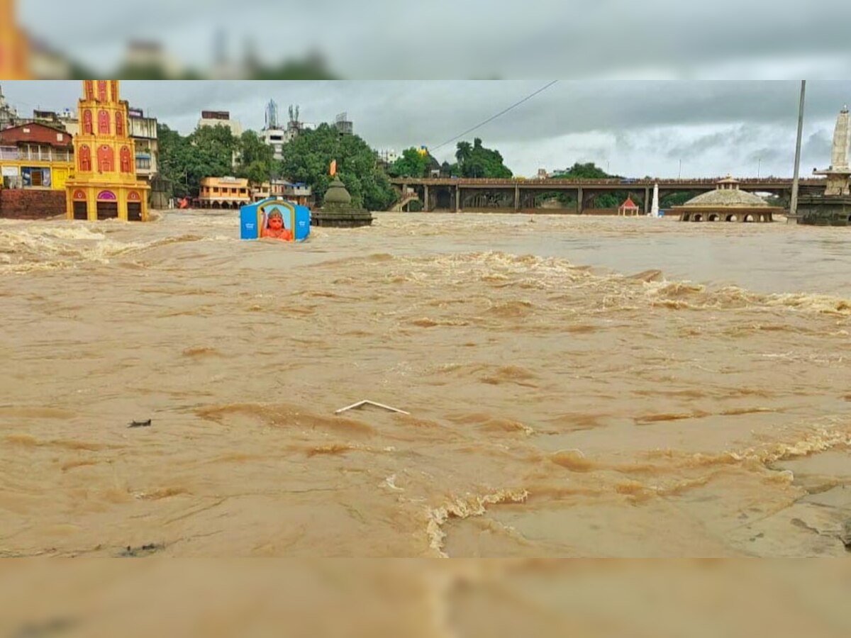 महाराष्ट्र में तेज बारिश से गोदावरी नदी उफान पर है. गंगापुर बांध से 11358 क्यूसेक पानी छोड़े जाने से नदी में बाढ़ जैसे हालात पैदा हो गए हैं. 