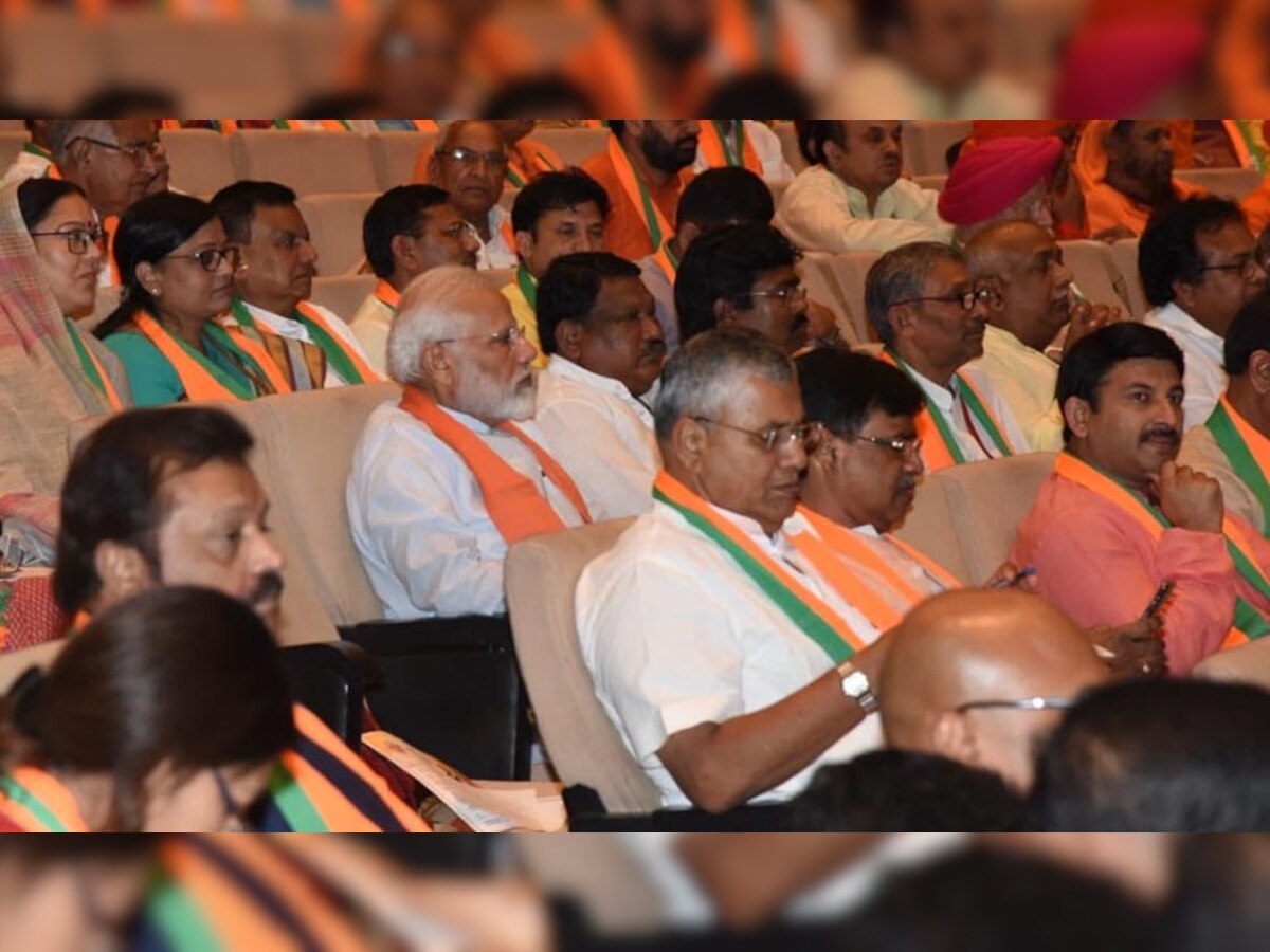 बीजेपी के अभ्‍यास वर्ग में सांसदों के बीच पीछे की लाइन में जाकर बैठ गए PM मोदी