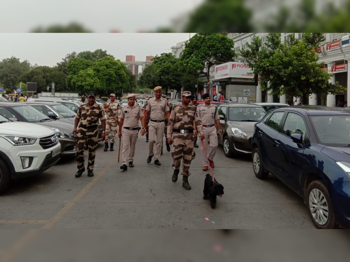 मार्केट में जाने वाले एंट्री पॉइंट्स पर मेटल डिटेक्टर लगाए गए हैं. मार्केट में आने वाले हर शख्स की तलाशी ली जा रही है.