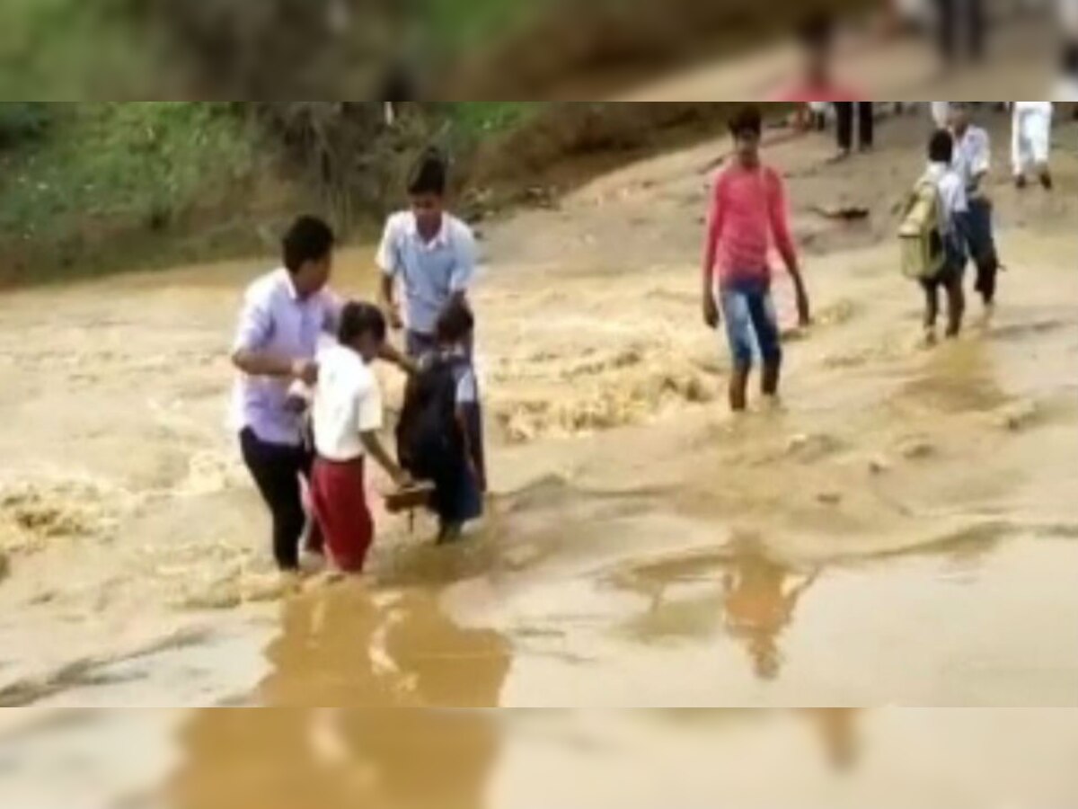 बच्चे स्कूल जाने के लिए इस खतरे को उठाने को मजबूर हैं.