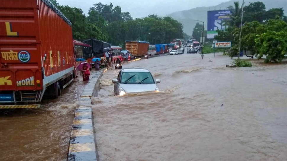 बारिश की वजह से मुंबई-गोवा हाइवे बंद, गाड़ियों की लगी कतारें