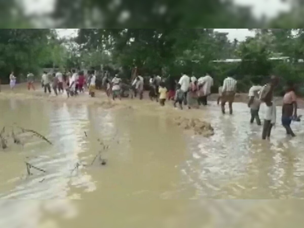 बिहार में बाढ़ के बाद बीमारी फैलने का डर बढ़ रहा है.