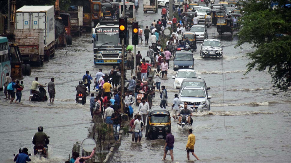 बारिश का कहर, मुंबई में सोमवार को बंद रहेंगे स्कूल, सरकार ने कहा-जरूरी हो तभी घर से निकलें