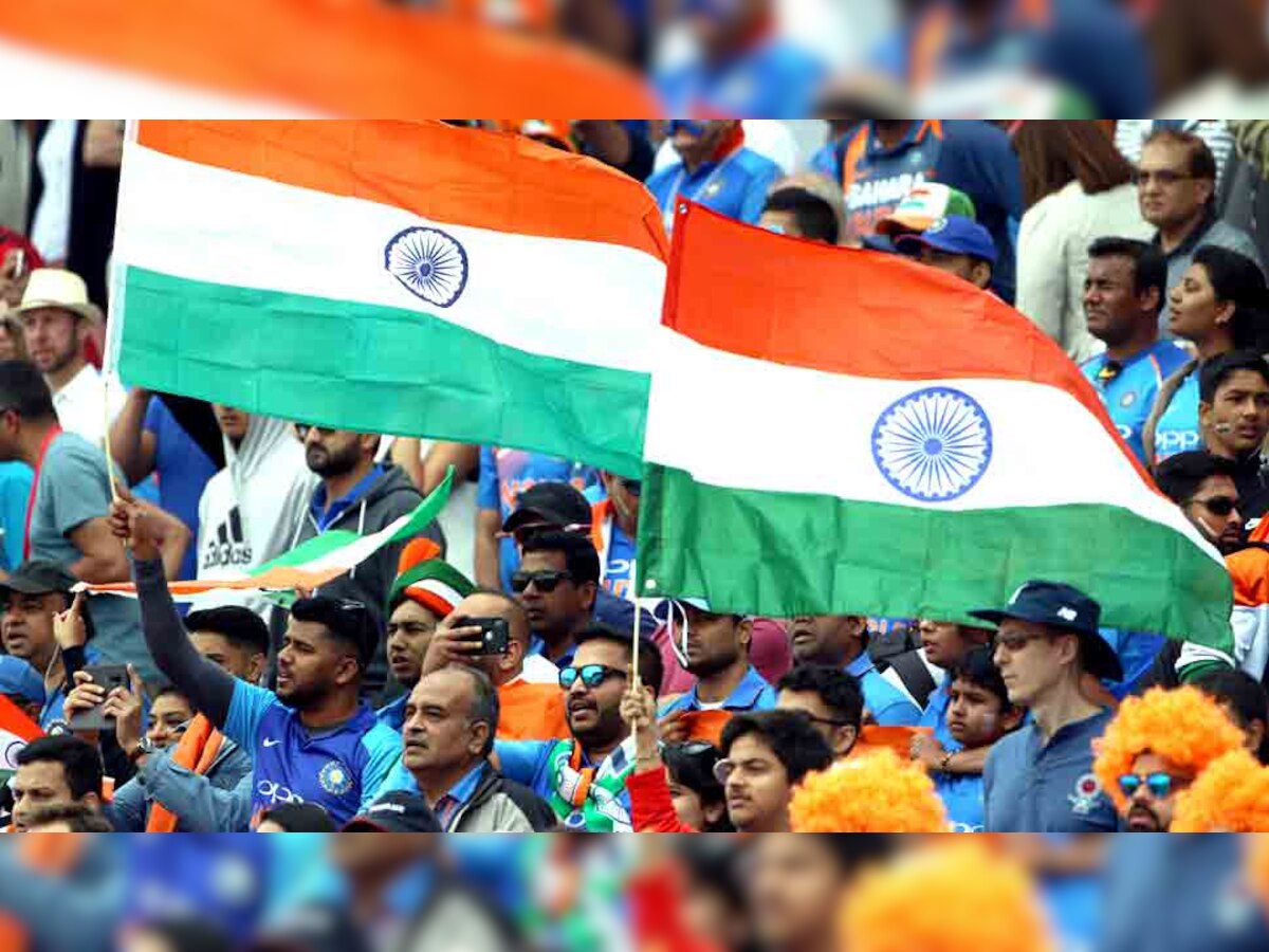 टीम इंडिया की जीत पर स्टेडियम में तिरंगा लहराते भारतीय प्रशंसक. (फाइल फोटो) 
