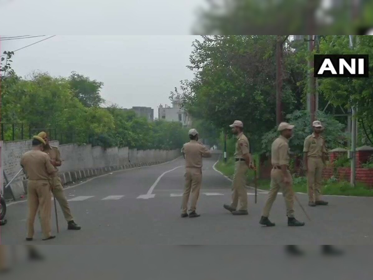 श्रीनगर में सुरक्षा के मद्देनजर धारा 144 लागू कर दी गई है. आम लोगों को बाहर ना निकलने के लिए कहा गया है.