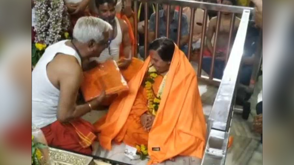 Video: फिर कुर्ता-धोती पहनकर महाकाल मंदिर पहुंचीं उमा भारती, नाराज पुजारियों ने गिफ्ट की साड़ी