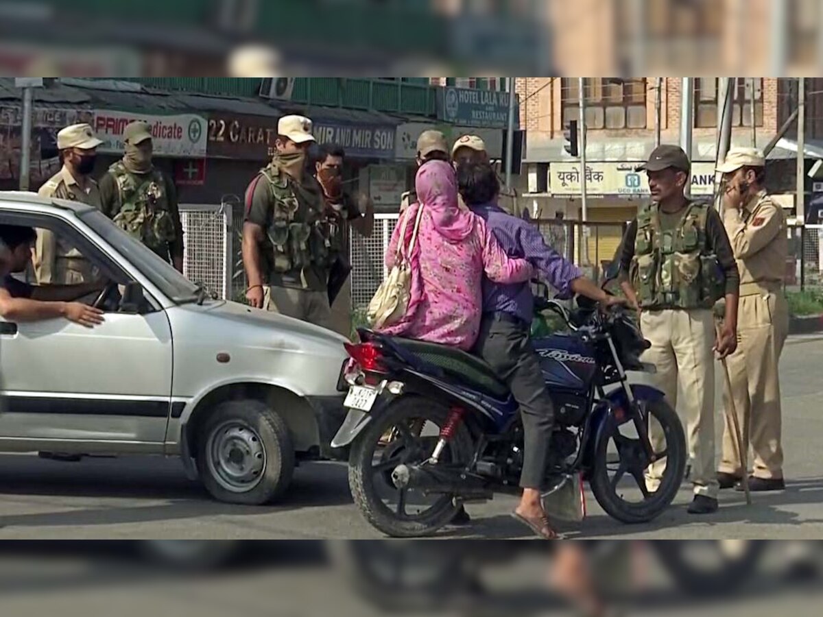 कश्मीर में कर्फ्यू, मोबाइल इंटरनेट बंद, राज्‍यसभा में J&K पुनर्गठन बिल पास