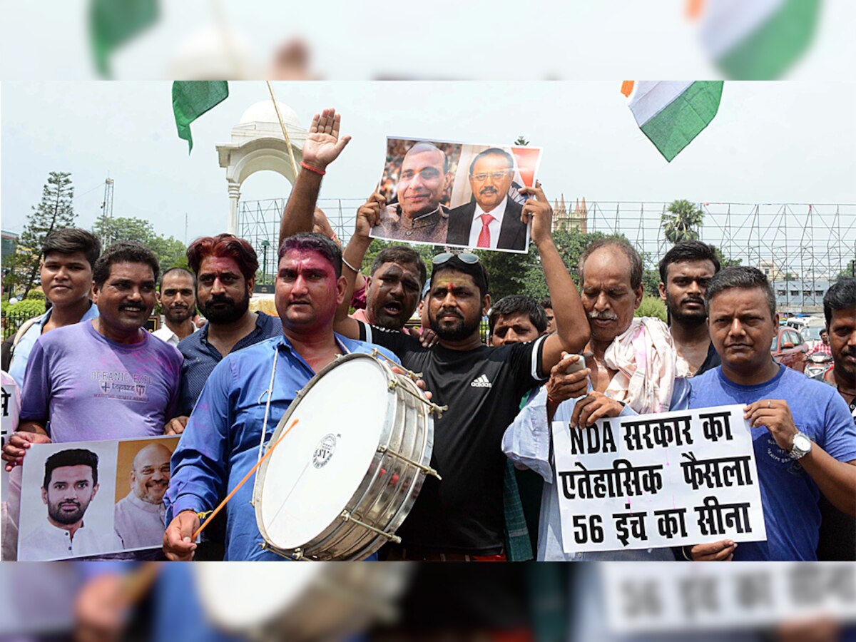 धारा 370 खत्म होने पर बिहार की राजधानी पटना में जश्न मनाते लोग. (तस्वीर- ANI)
