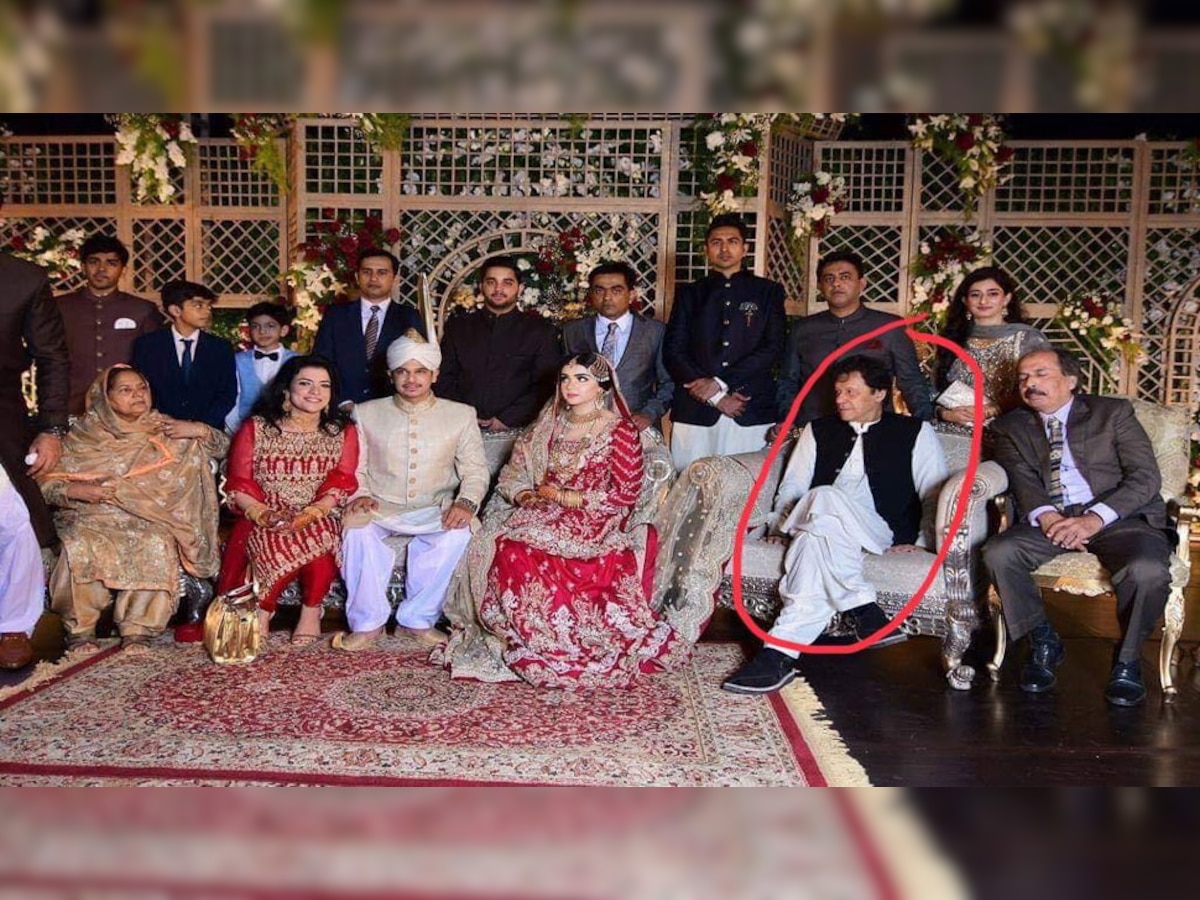 शादी के कार्ड और पाकिस्तानी पीएम के शादी अटेंड करने की तस्वीरें सोशल मीडिया पर आने के बाद लोगों ने अपने रिएक्शन देने शुरू कर दिए हैं.