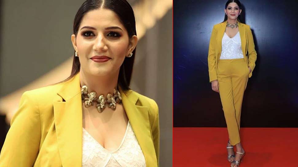 सपना ने गले में स्टेटमेंट ज्वैलरी कैरी की sapna chaudhary and monalisa in yellow coat